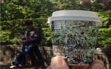 手动版 360 度全景图，咖啡纸杯上的东京街头随写