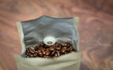 咖啡豆包装袋上的肚脐眼! 单向气阀孔是保持咖啡豆新鲜的关键
