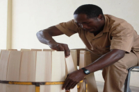 蓝山咖啡为何是橡木桶装？蓝山木桶上写些什么？牙买加CIB怎么对蓝山咖啡生豆分级、有几个等级？